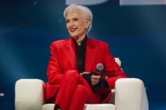 Toată lumea îl știe pe Elon Musk, dar nu mulți știu cine e mama sa. Maye Musk arată fără cusur la 75 de ani