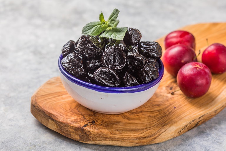 Top 10 beneficii ale consumului de prune uscate