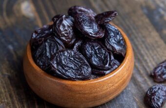 Top 10 beneficii ale consumului de prune uscate