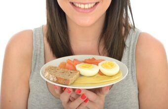 Dieta cu oua fierte - fata care mananca oua fierte de pe o farfurie