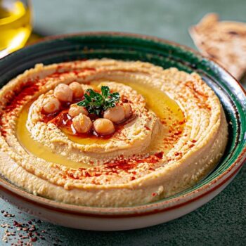 hummus, delcios pe o farfurie