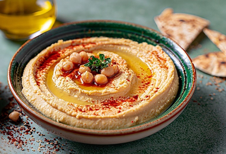 hummus, delcios pe o farfurie