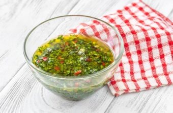 Rețeta autentică de sos chimichurri. Cum prepari acest ingredient delicios