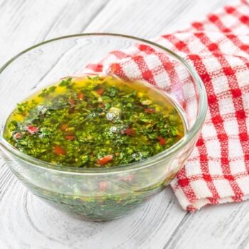 Rețeta autentică de sos chimichurri. Cum prepari acest ingredient delicios