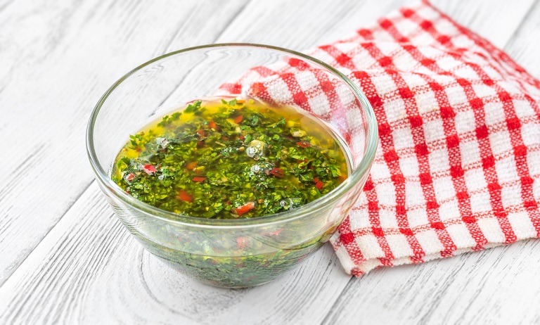 Rețeta autentică de sos chimichurri. Cum prepari acest ingredient delicios